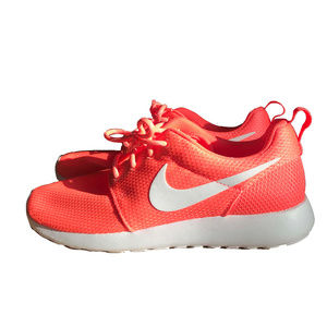Nike Women’s Roshe tennis shoe